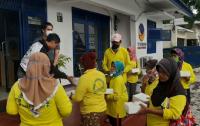 Jumat Berkah NasDem Millenial Riau Berbagi Nasi Kotak untuk Penyapu Jalan
